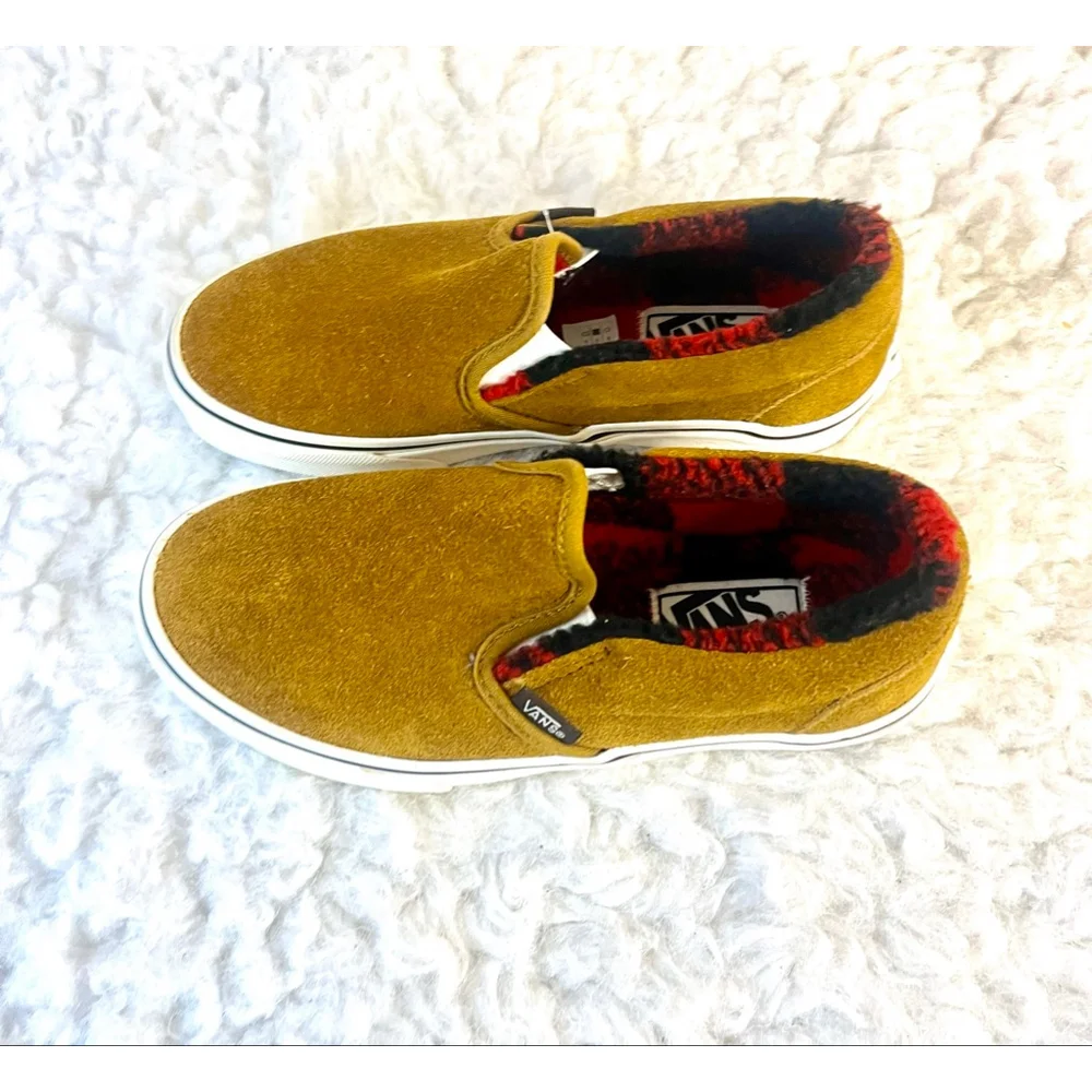 NWT Vans Classic Men 4, Women 5.5 Slip-On Cozy Hug sneakers